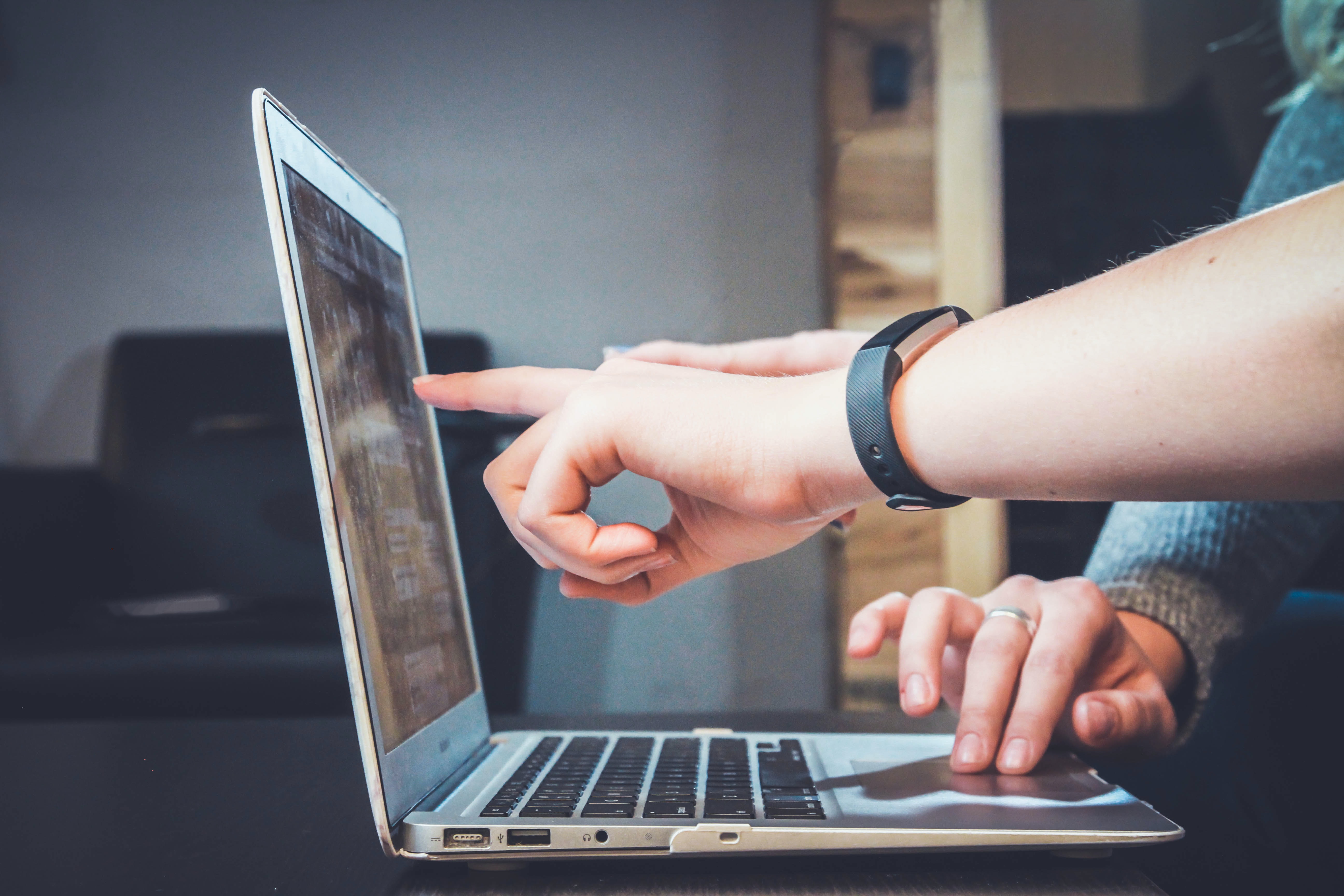 Pointing at computer. John Schnobrich, Unsplash.