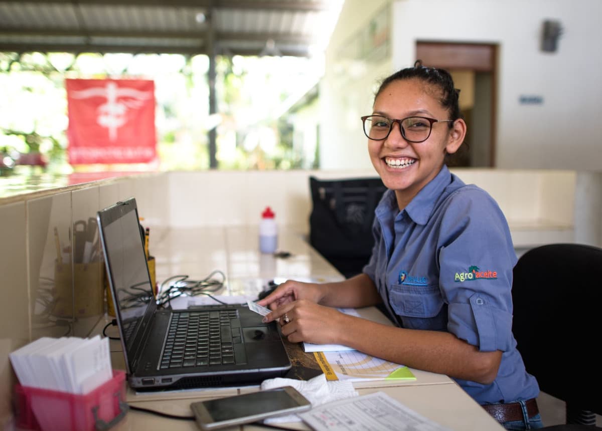 ArgoAmerica worker smiling at desk