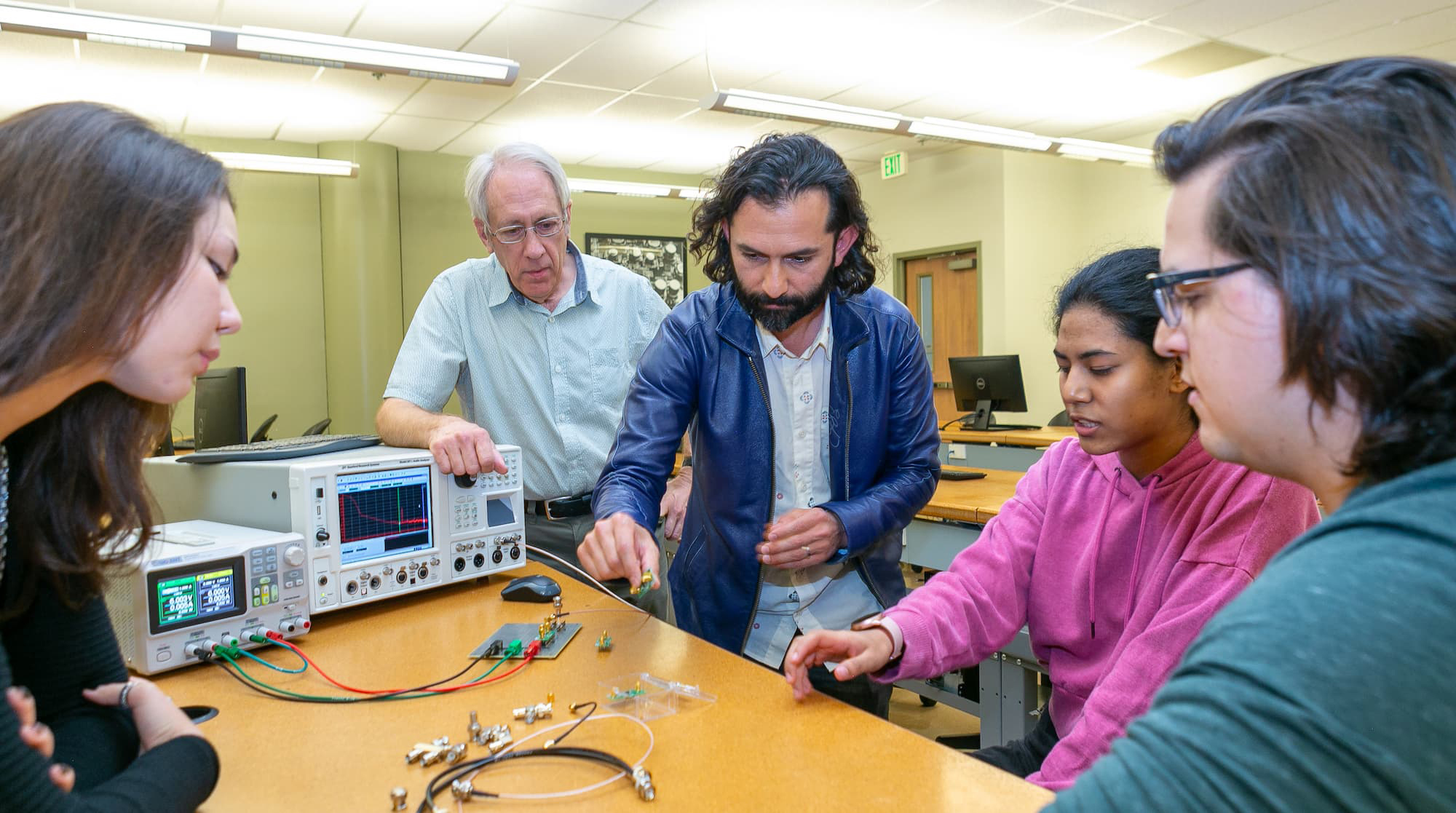 CU Denver alumnus Dr. Erik Lucero ’05 does a hands-on demonstration at CU Denver.