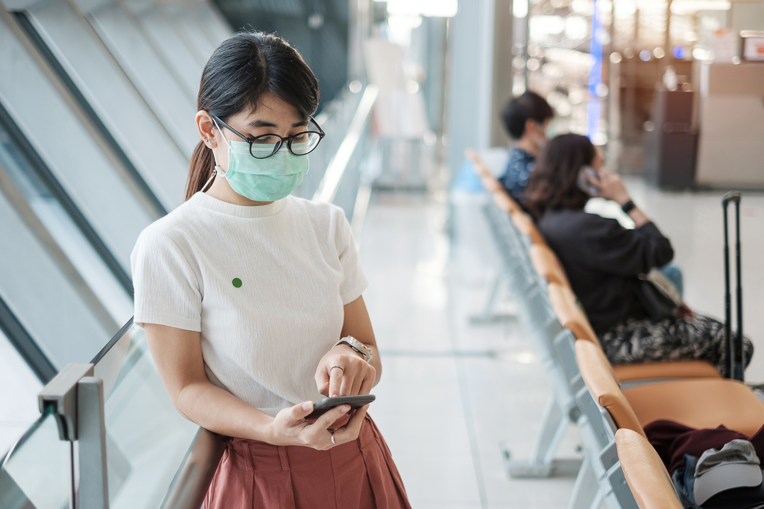 masks-traveler-glasses-airport